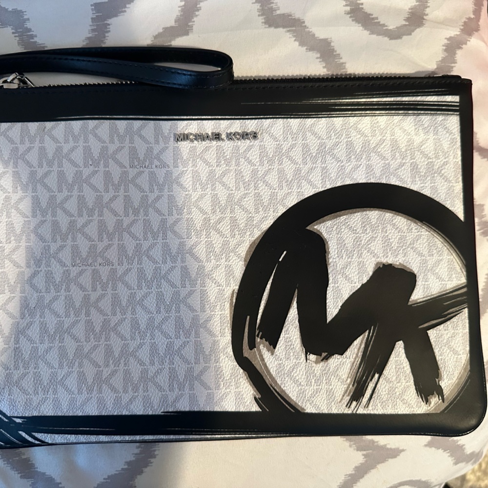 Large Brushstroke Logo Zip Pouch Micheal kors

*Never used tags just taken off *